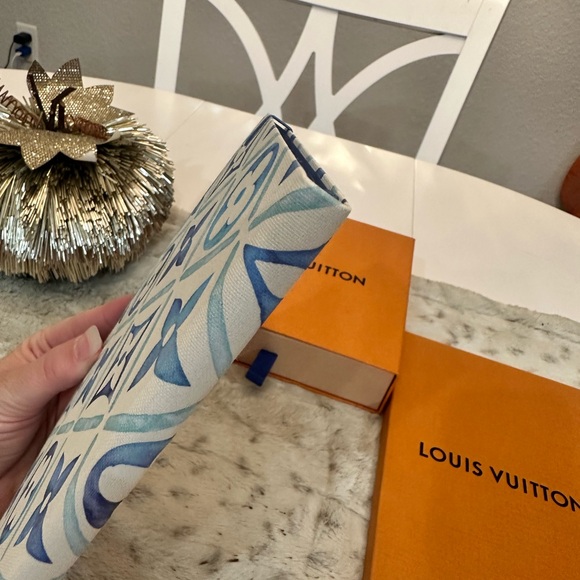 🍾SALE🍾 New Limited Edition Louis Vuitton By the Pool Jane Notebook MM blue - Picture 7 of 11